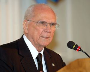 Enrique Bolaños.jpg