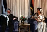 عرفات ورئيسة الوزراء البنگلادشية الشيخة حصينة واجد، أبريل 1999.