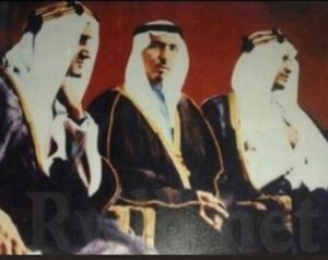 فواز بن نواف بن النوري الشعلان (والد سعود)، يتوسط كل من فيصل بن عبد العزيز آل سعود وخالد بن عبد العزيز آل سعود