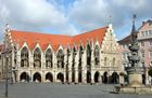 Altstadtmarkt, with Old Town town hall (left), fountain, and Stechinelli-Haus.