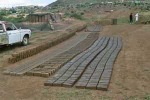 Handstrichziegel -Trocknung der Ziegel (Aliwal North, Dukatole).jpg