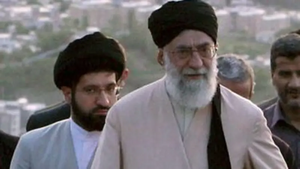 مجتبى خامنئي خلف والده علي خامنئي