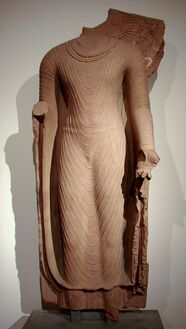 Bouddha en robe uttarâsangâ, début du قالب:S- empire Gupta, école de Mathura, grès rose, H. 142 cm. Inde.