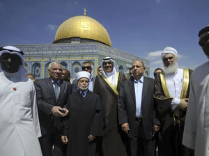 صباح الخالد الحمد الصباح بجانب صبري عكرمة مفتي القدس في باحة المسجد الأقصى (سبتمبر 2014)