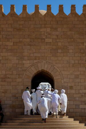 نعش أغا خان الرابع محمولا لداخل مقام أغا خان حيثُ سيُدفن 9 فبراير 2025