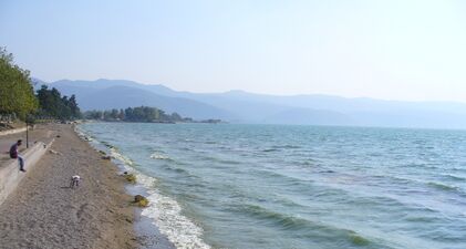 بحيرة إزنيق، كما تبدو من بلدة إزنيق.