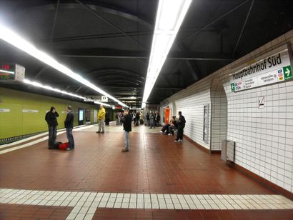 Hamburg- U-Bahn-Station Hauptbahnhof Süd- auf Bahnsteig Richtung Mümmelmannsberg 8.4.2009.jpg