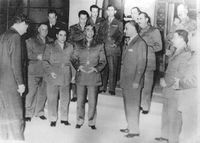 الرئيس جمال عبد الناصر و المشير عبد الحكيم عامر يقرأون فاتحة الوحدة مع ضباط مجلس القيادة العسكرية الأعلى للجيش و القوات المسلحةالسوري.