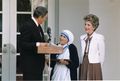 President Ronald Reagan يقدم الأم تريسا وسام الحرية الرئاسي في حفل في البيت الأبيض في 1985