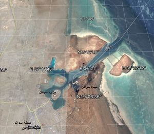 قناة سواكن الطبيعية يبلغ طولها نحو 3.5 كيلومتر. ويطل عليها ميناء سواكن لخط عبارات يومي إلى جدة. جزيرة سواكن توجد بآخر القناة بقطر نحو 600 متر.