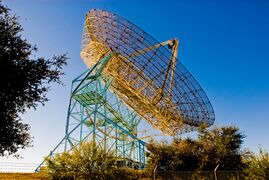 The Dish, a 150 أقدام (46 m) diameter radio telescope on the Stanford foothills overlooking the main campus