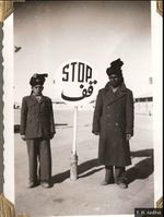 رجال الشرطة يرتدون معاطف الشتاء على النمط البريطاني في عام 1950.