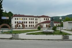 تمثال خريستو بوتيڤ ومدرسة Aleksandar Ivanov — Chapai School